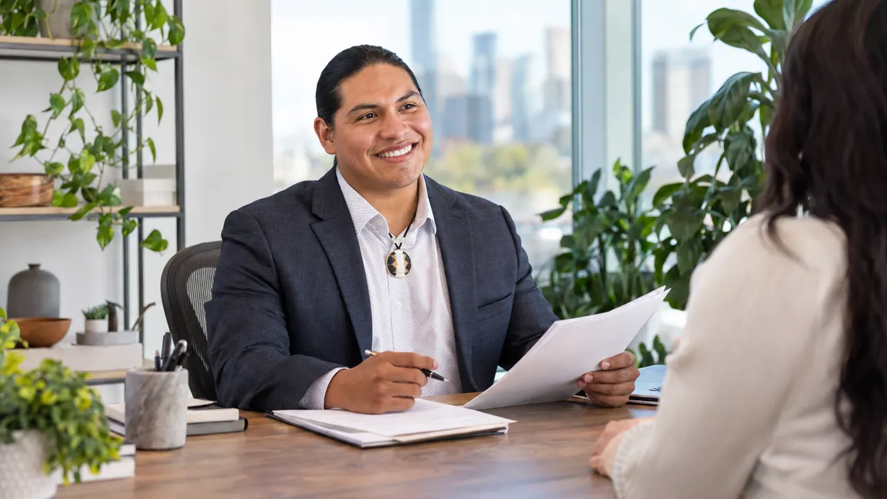 Un hombre, reclutador de una agencia de personal, trabaja con orgullo en una oficina moderna y luminosa, con el trabajo en sí hermoso y bien enfocado