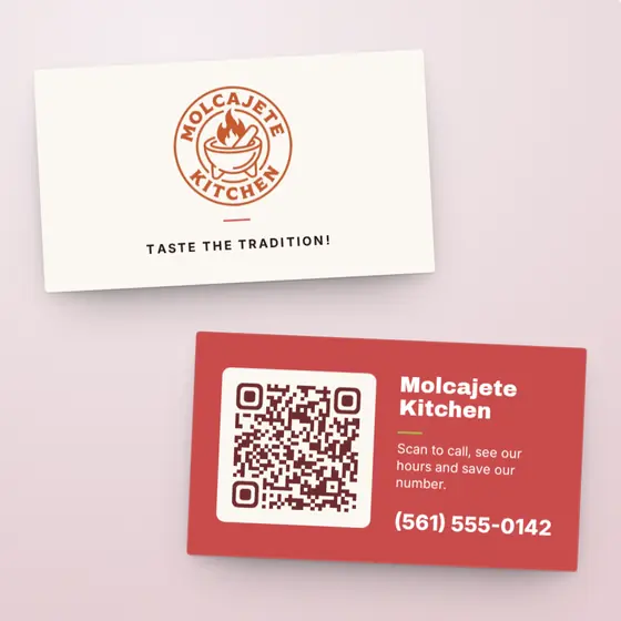 Tarjeta de presentación de Molcajete Kitchen, frente y reverso: el reverso tiene un código QR y el número de teléfono